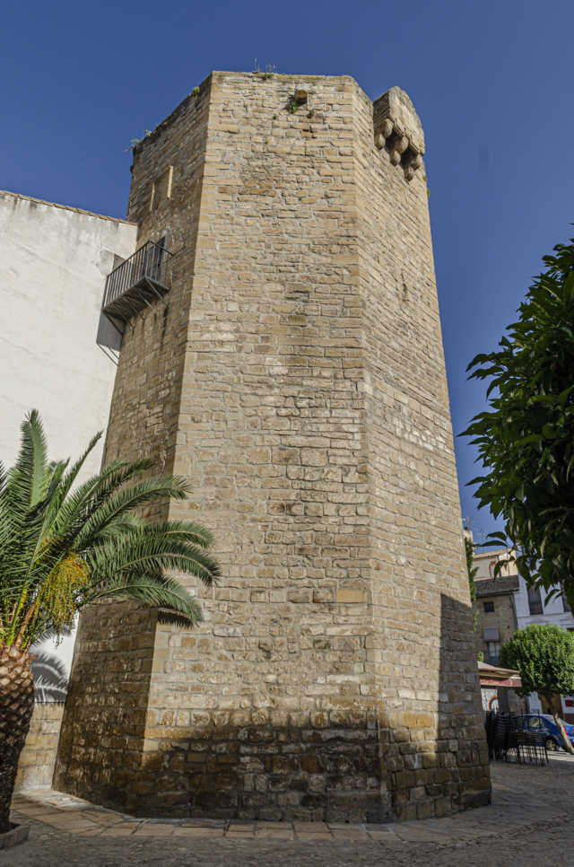 Jaén - Úbeda 090 - murallas - torre Octogonal.jpg